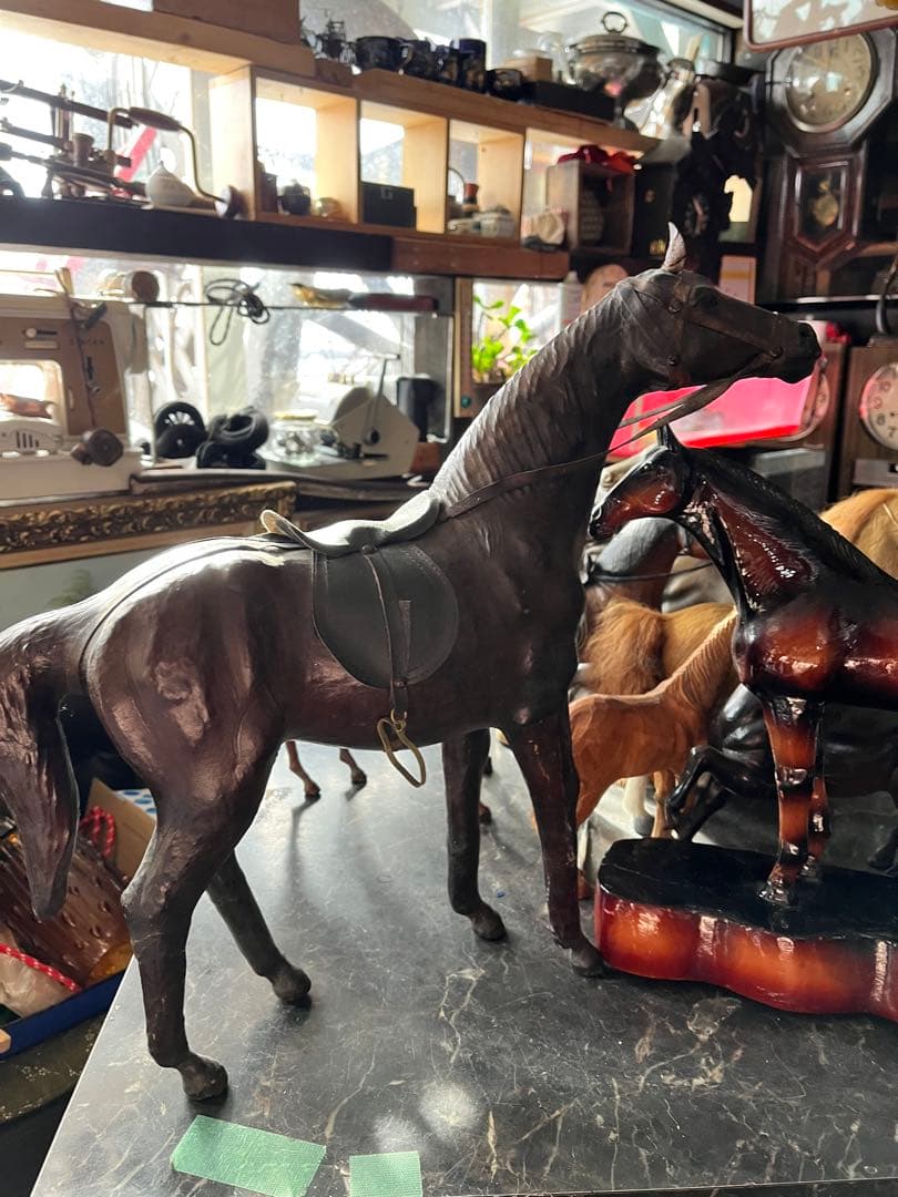レザーホース、馬の置き物、鞍付きレザーホース、馬の置き物に革、58センチ
