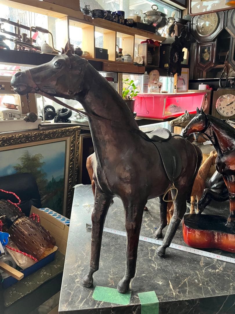 レザーホース、馬の置き物、鞍付きレザーホース、馬の置き物に革、58センチ