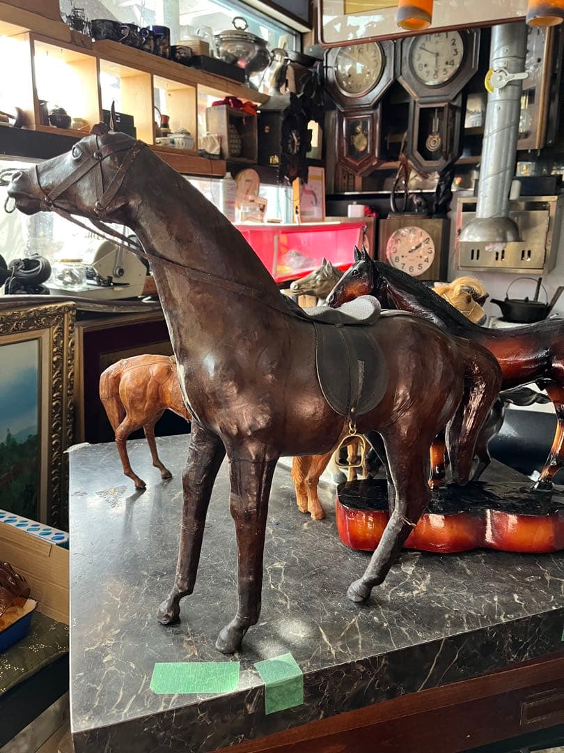 レザーホース、馬の置き物、鞍付きレザーホース、馬の置き物に革、58センチ