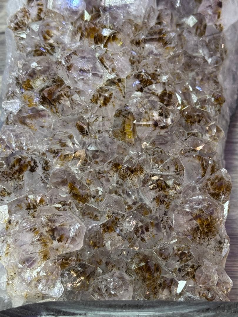 カコクセナイトインアメジスト　クラスター　原石 アメジストドーム