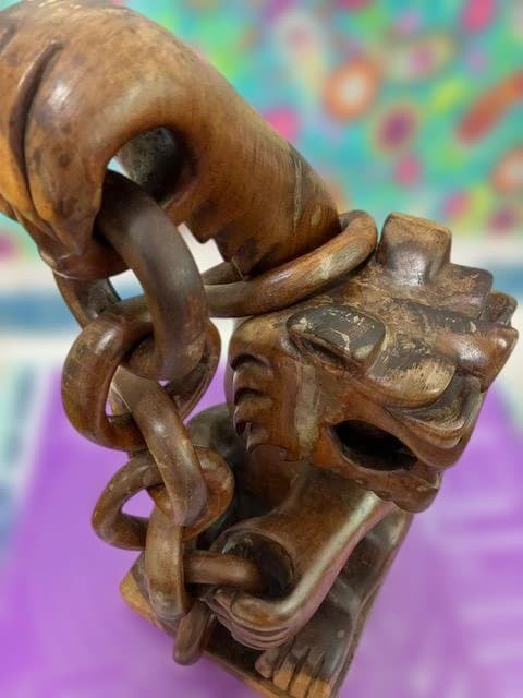 レアな伝統工芸：ハリマオ「虎＝Harimau」の一本彫り彫刻。勇気や強さ