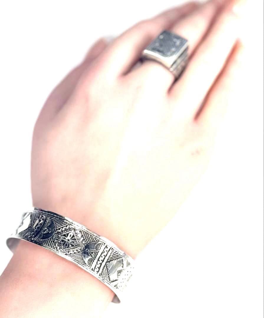 トゥアレグ族　ハンドメイド　シルバーバングル