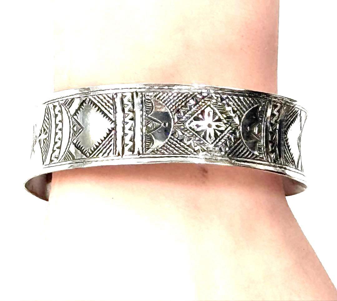 トゥアレグ族　ハンドメイド　シルバーバングル