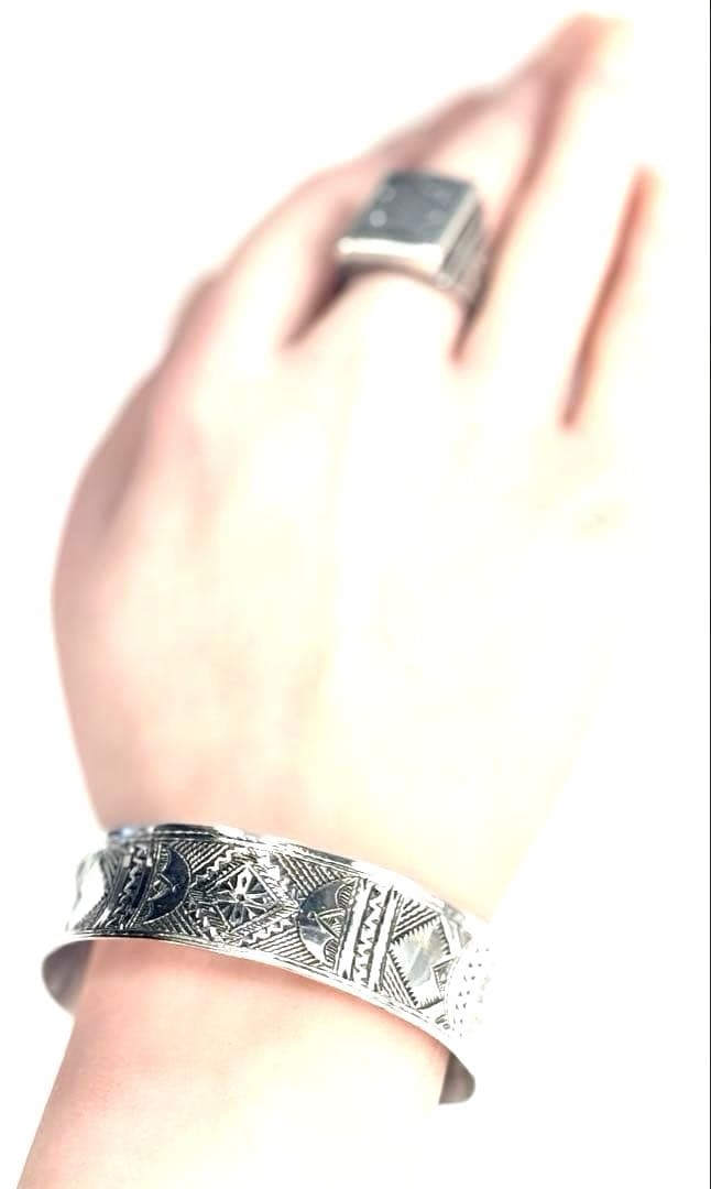 トゥアレグ族　ハンドメイド　シルバーバングル