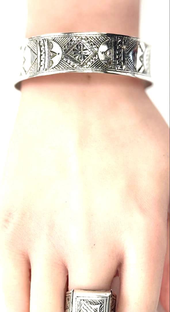 トゥアレグ族　ハンドメイド　シルバーバングル