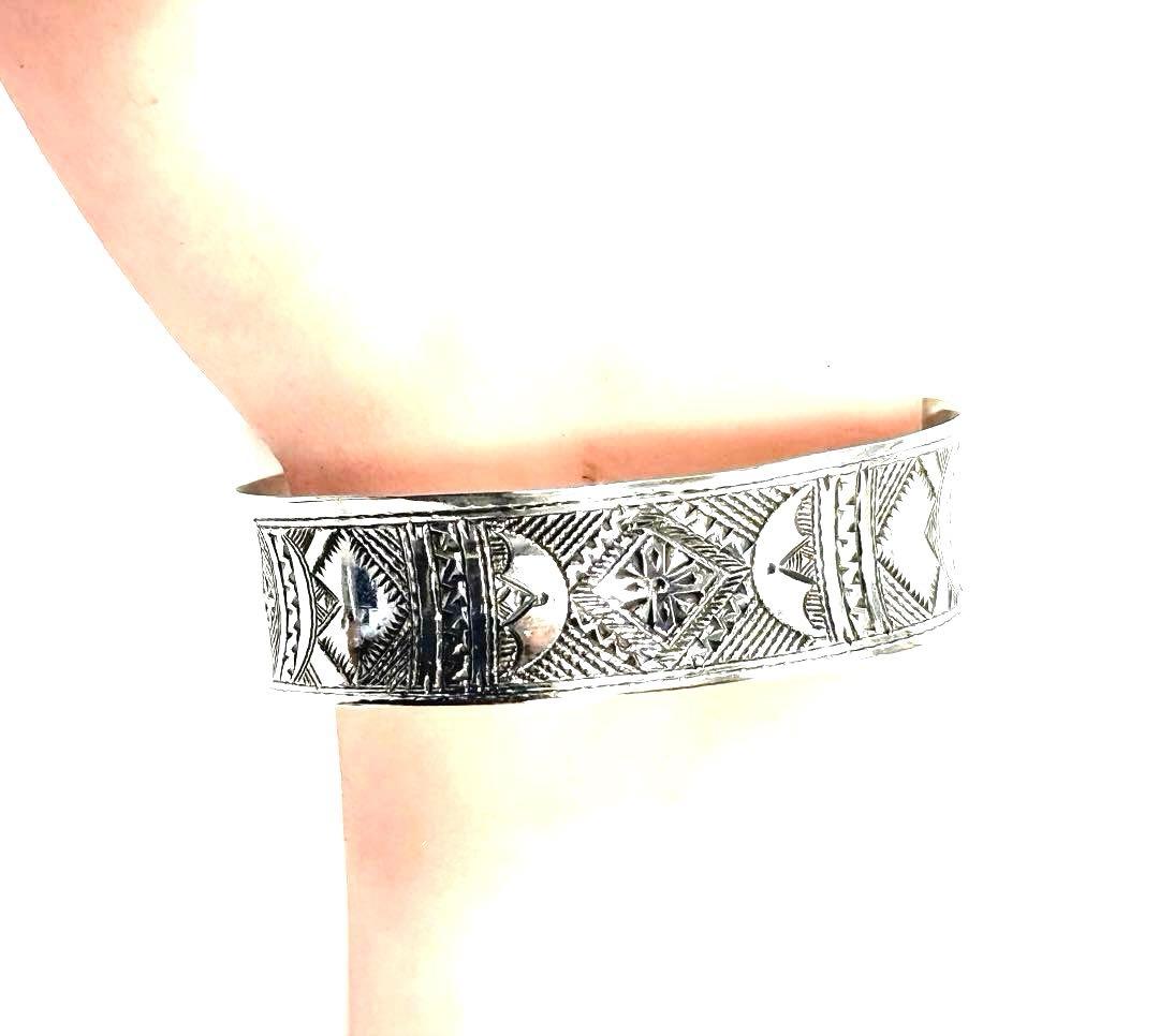 トゥアレグ族　ハンドメイド　シルバーバングル