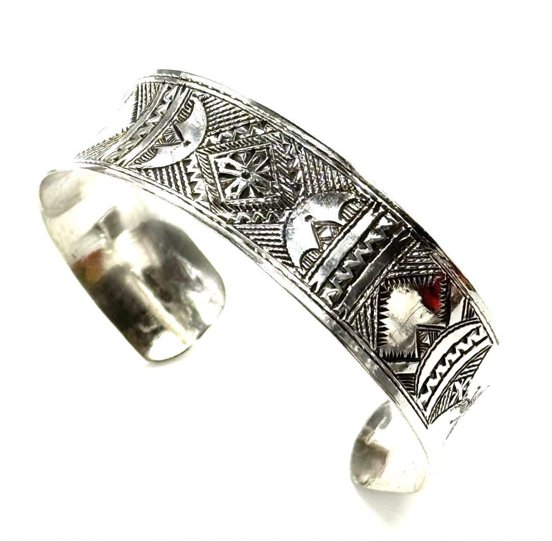 トゥアレグ族　ハンドメイド　シルバーバングル