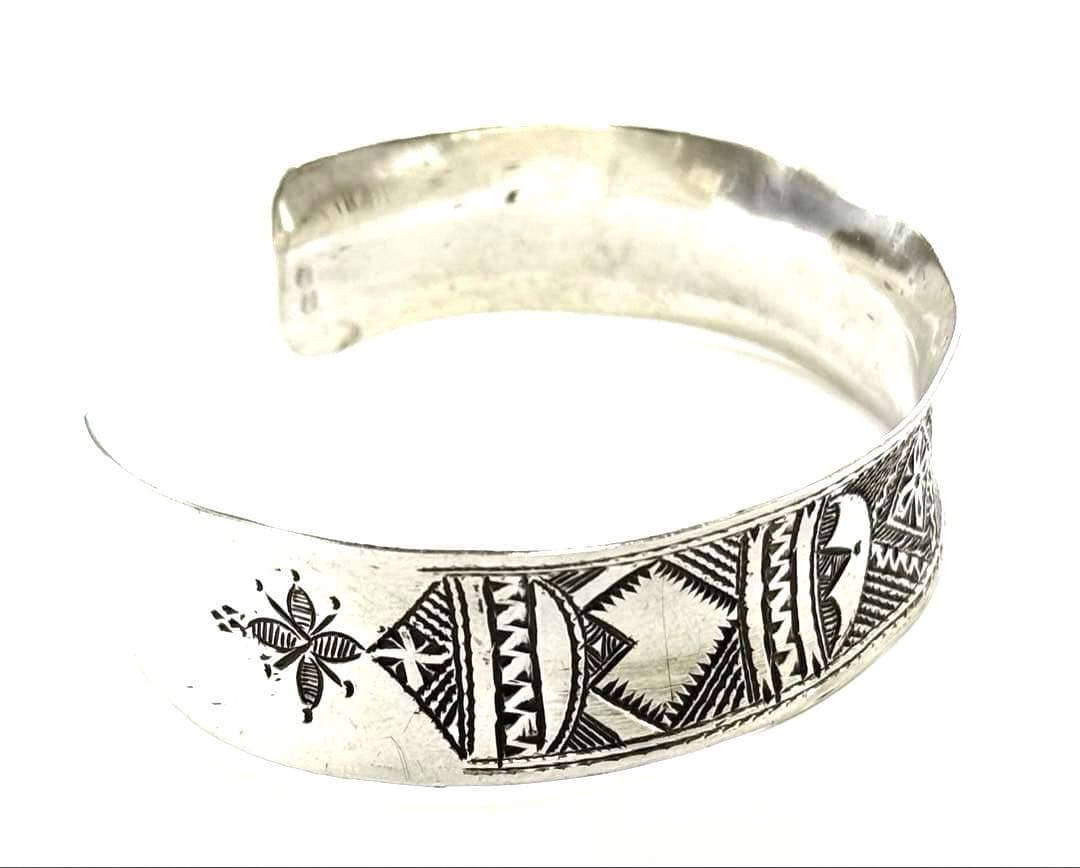 トゥアレグ族　ハンドメイド　シルバーバングル