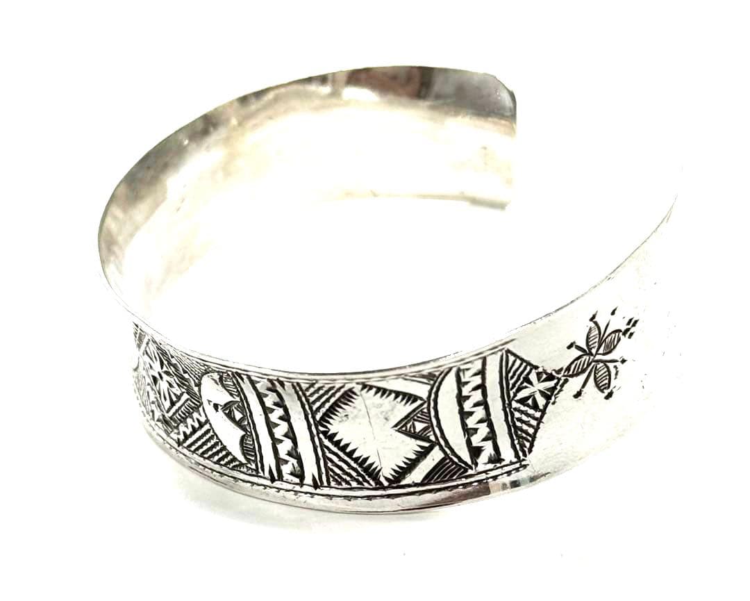 トゥアレグ族　ハンドメイド　シルバーバングル