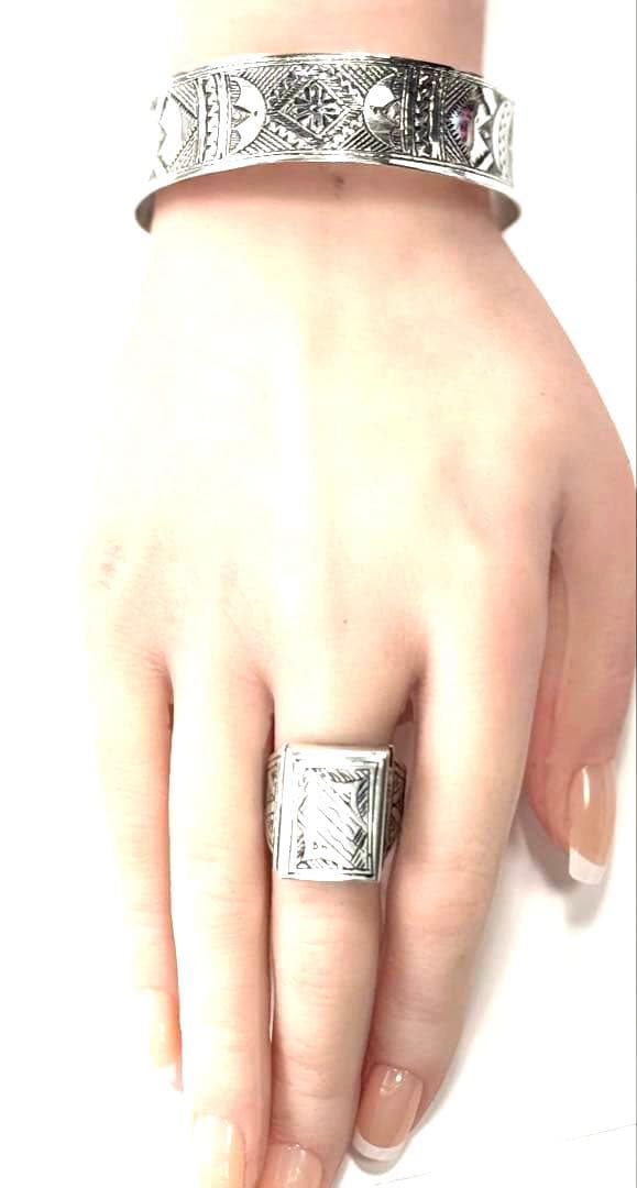 トゥアレグ族　ハンドメイド　シルバーバングル