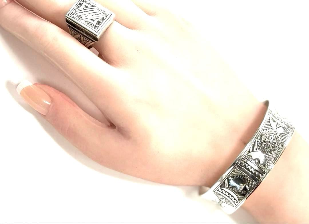 トゥアレグ族　ハンドメイド　シルバーバングル