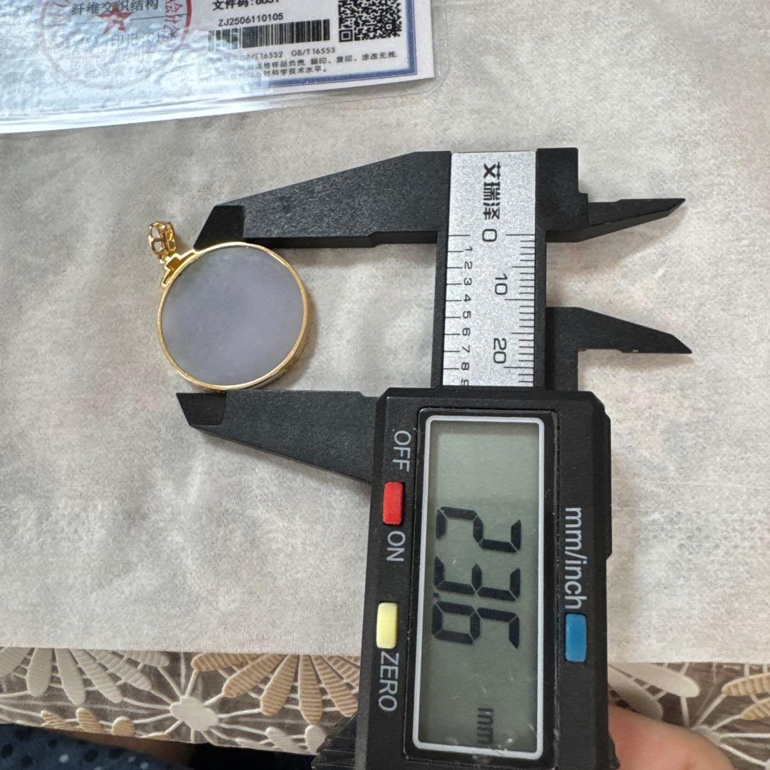 翡翠 金具全て18kペンダント 新品ですが天然石特有の傷欠けあり 値下げ