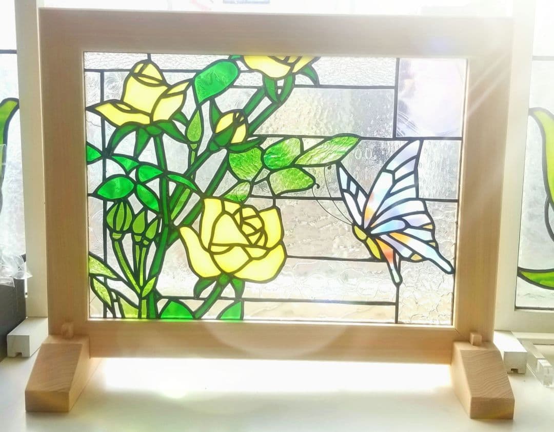ステンドグラス　黄色い薔薇と蝶のパネル(木枠、スタンド付)