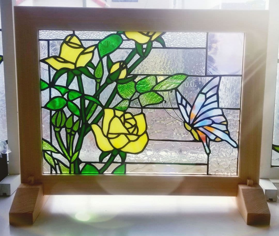 ステンドグラス　黄色い薔薇と蝶のパネル(木枠、スタンド付)