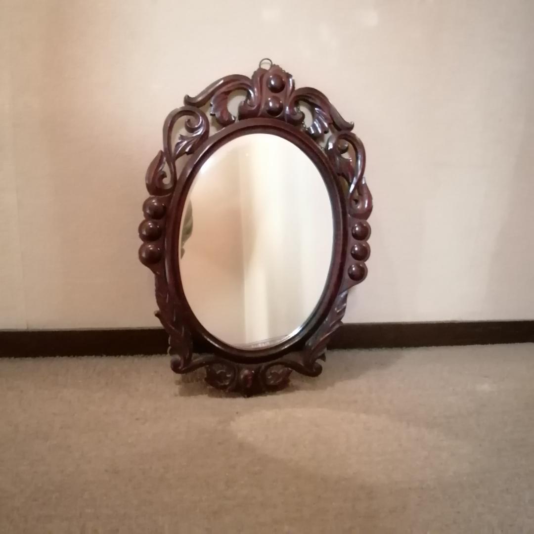 壁掛けミラー　面取り加工　木製枠　浮き彫り　アンティーク彫刻　アラベスク　楕円