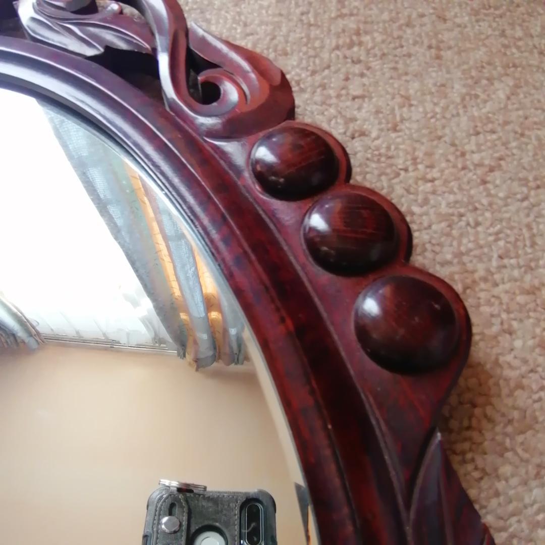 壁掛けミラー　面取り加工　木製枠　浮き彫り　アンティーク彫刻　アラベスク　楕円