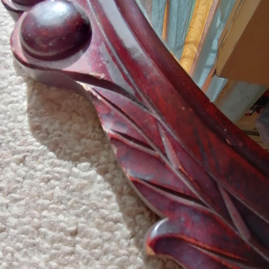 壁掛けミラー　面取り加工　木製枠　浮き彫り　アンティーク彫刻　アラベスク　楕円