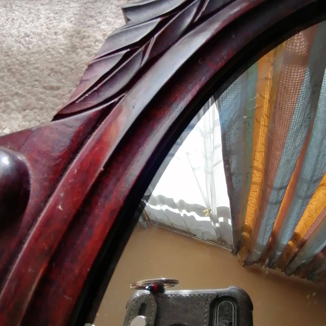 壁掛けミラー　面取り加工　木製枠　浮き彫り　アンティーク彫刻　アラベスク　楕円