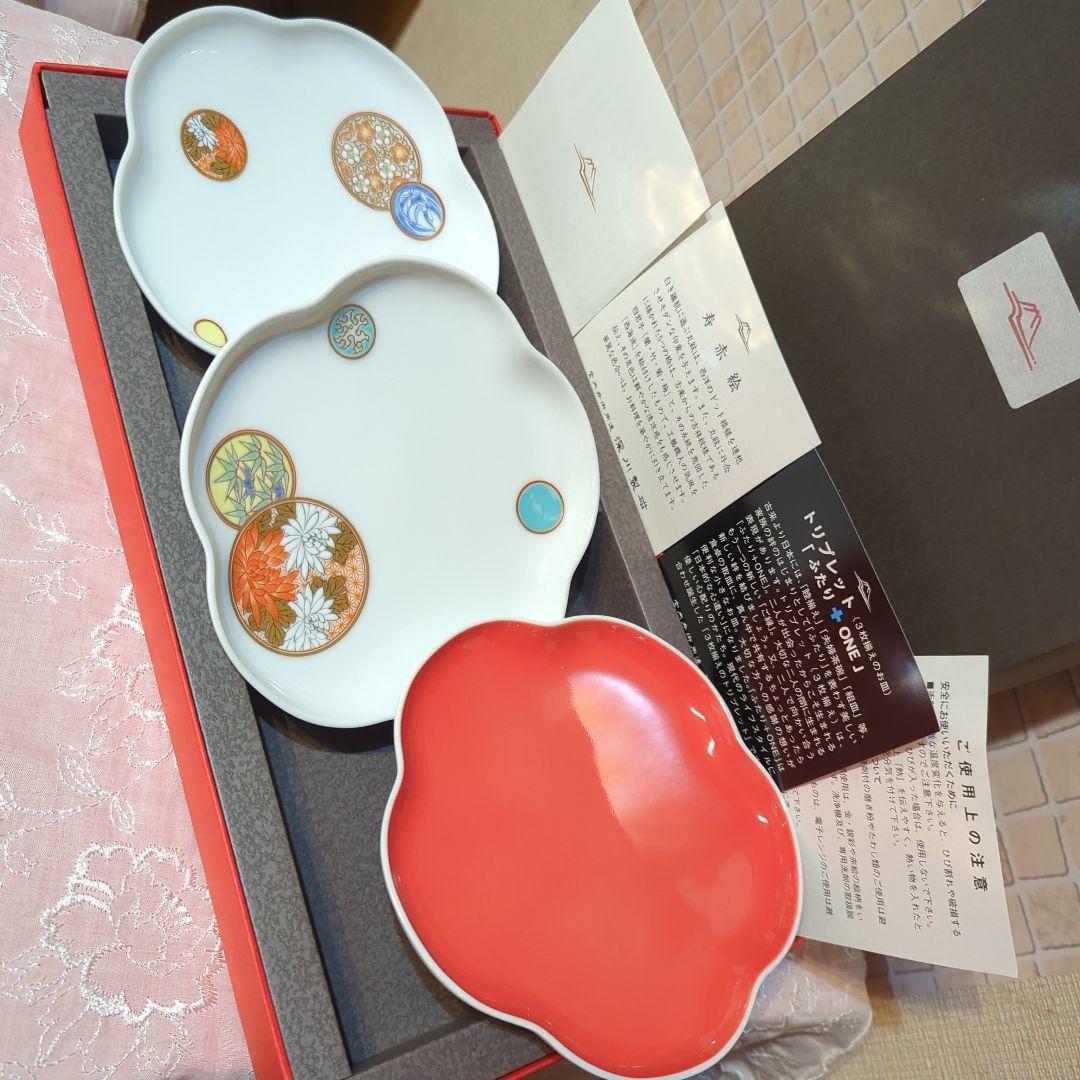 深川製磁・トリプレット（3枚揃えのお皿）花弁型皿3枚・元箱入）「ふたり+ONE」