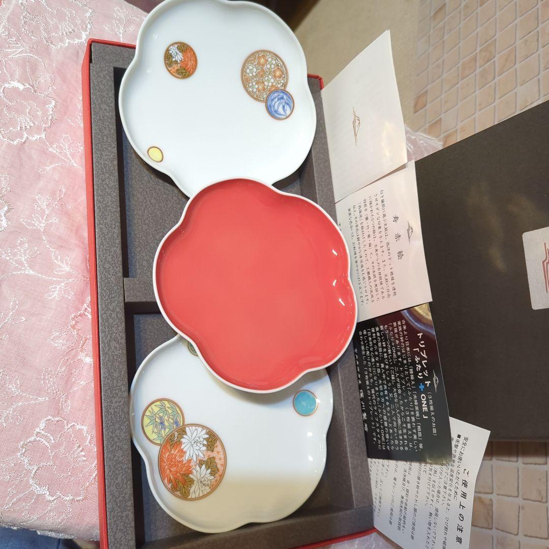深川製磁・トリプレット（3枚揃えのお皿）花弁型皿3枚・元箱入）「ふたり+ONE」