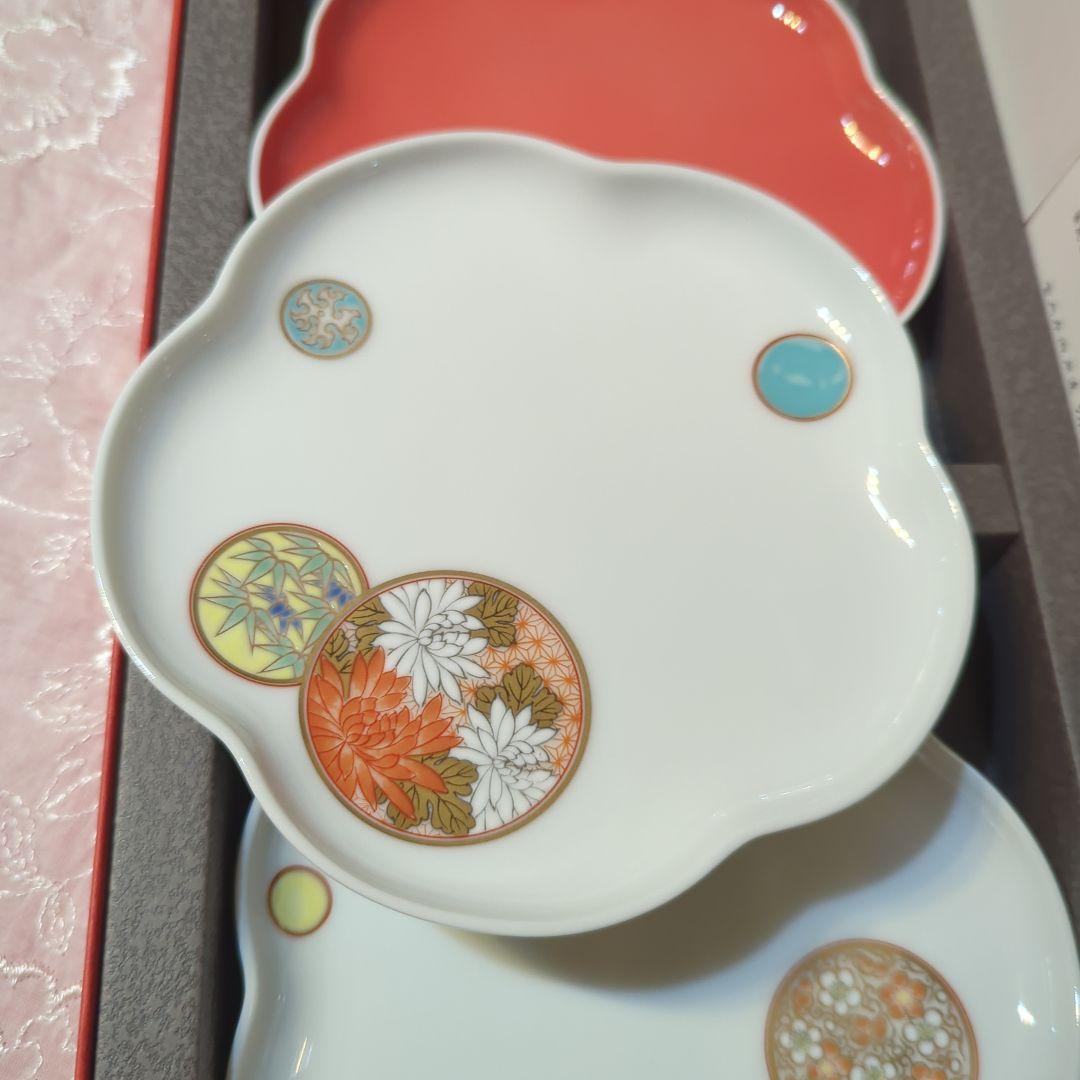 深川製磁・トリプレット（3枚揃えのお皿）花弁型皿3枚・元箱入）「ふたり+ONE」