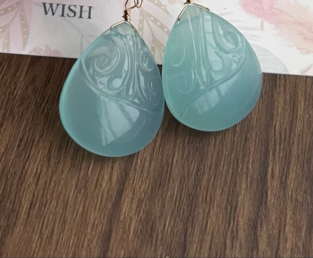 爽やかブルーカルセドニースクロールカービングピアスチャーム