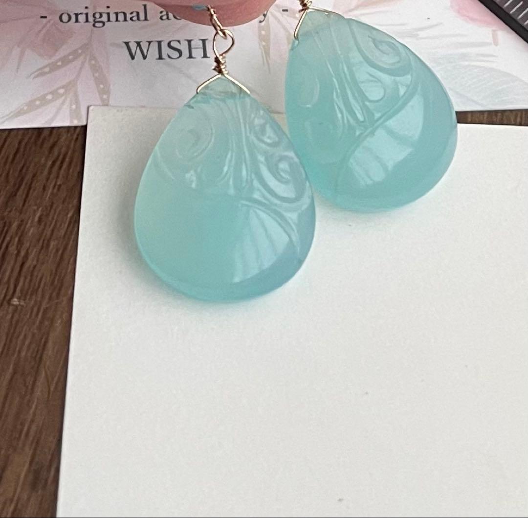 爽やかブルーカルセドニースクロールカービングピアスチャーム