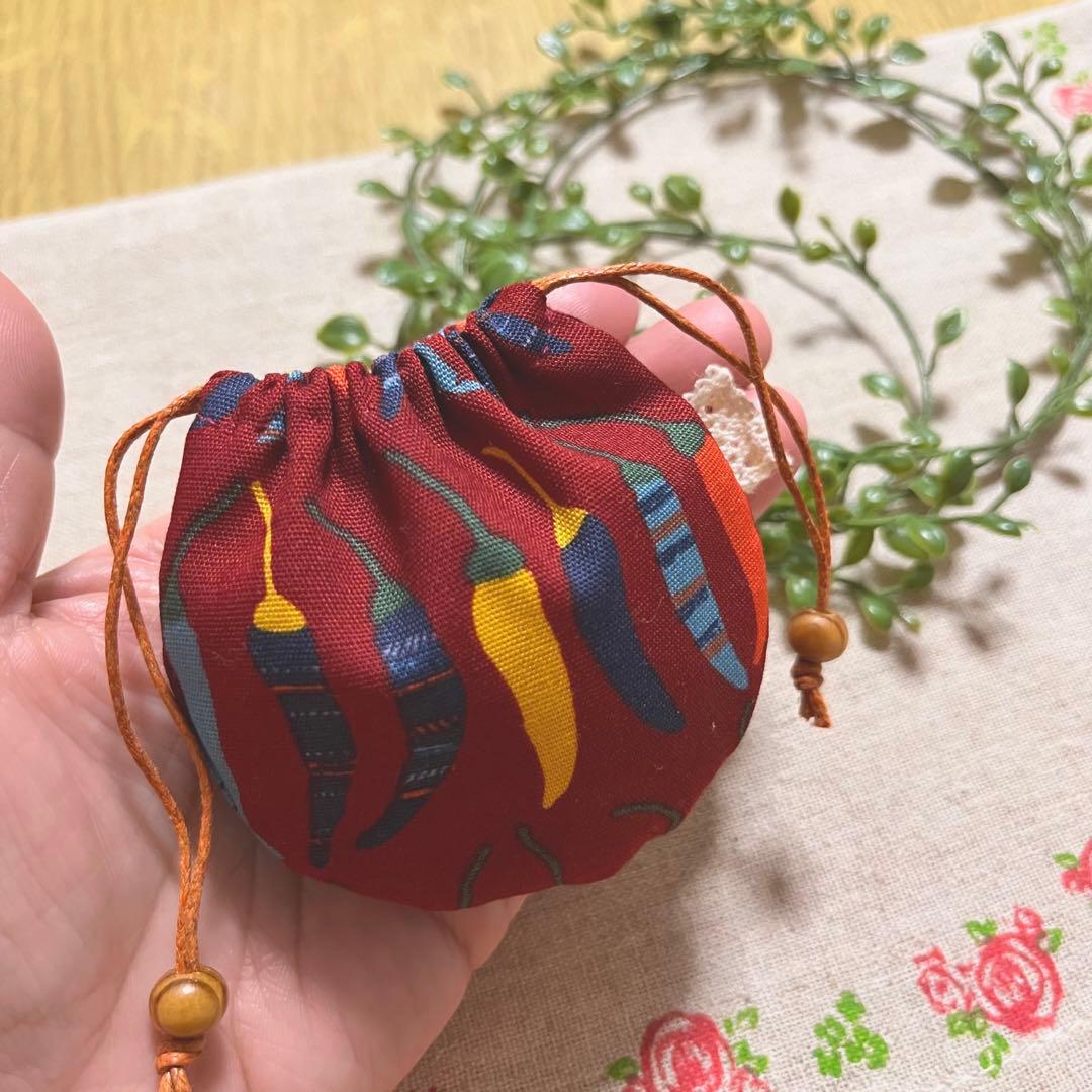 No.2212-28 手のひら巾着サシェ（香り袋）カラフル唐辛子＊えんじ 和柄