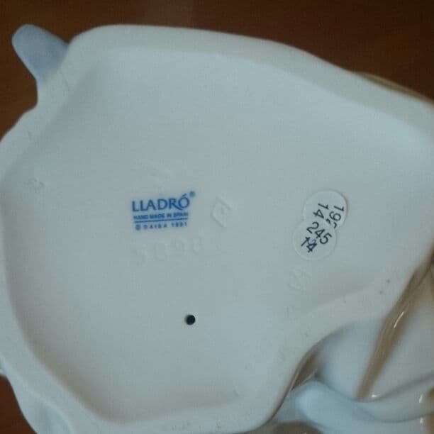 2015年にリアドロ専門店で購入しました。ひび、かけはありません。箱もあります。