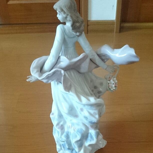 2015年にリアドロ専門店で購入しました。ひび、かけはありません。箱もあります。