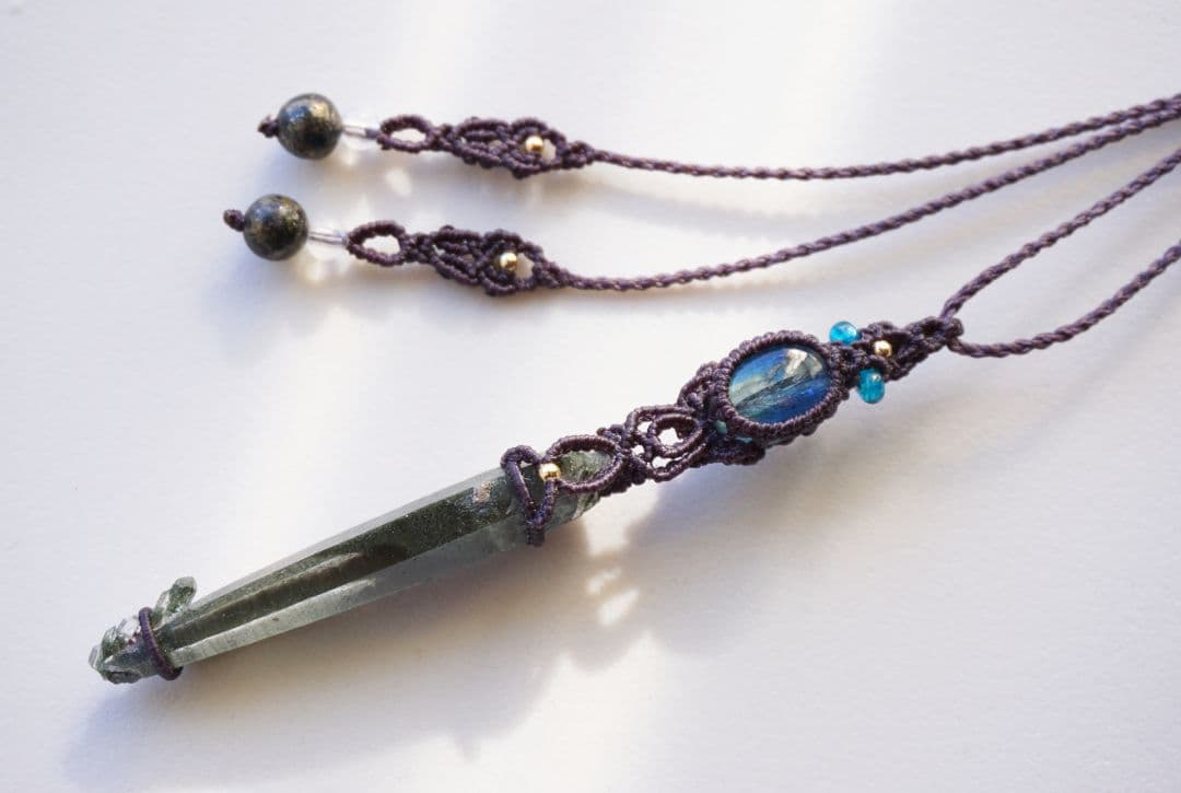 《P.》クリスタルポイント&カイヤナイト　マクラメネックレス