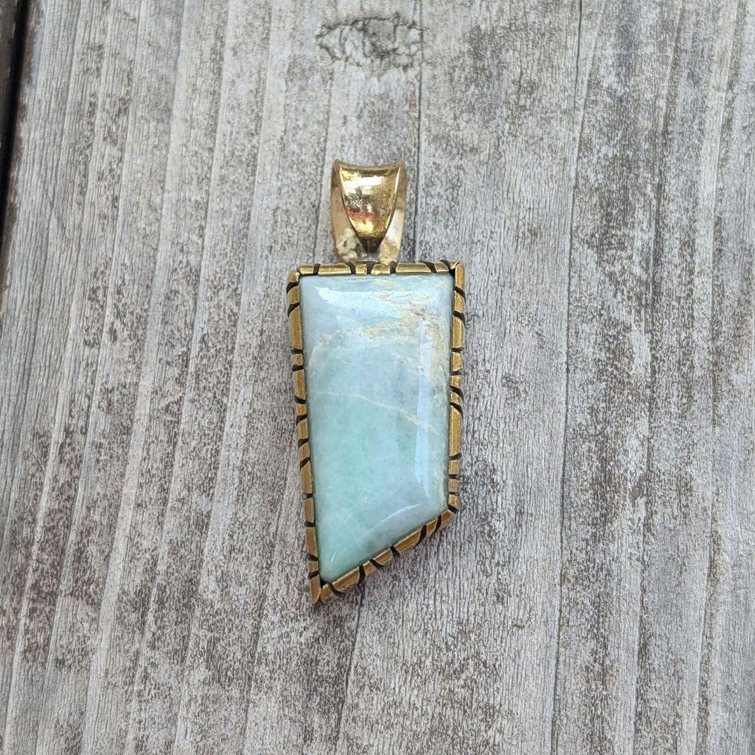 ハンドメイドの糸魚川翡翠トップ