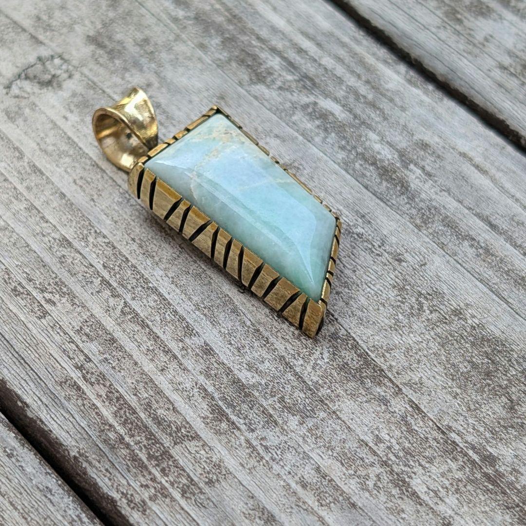 ハンドメイドの糸魚川翡翠トップ