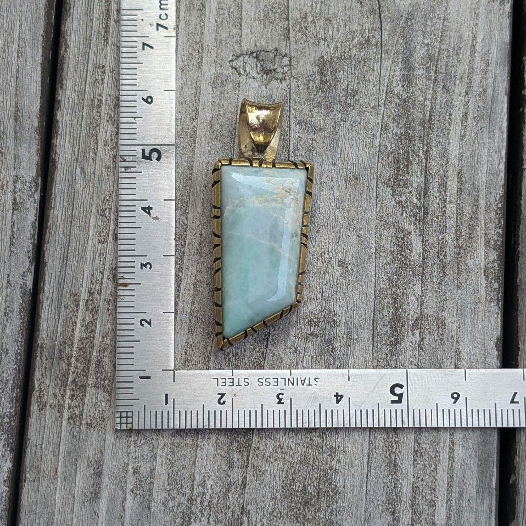 ハンドメイドの糸魚川翡翠トップ