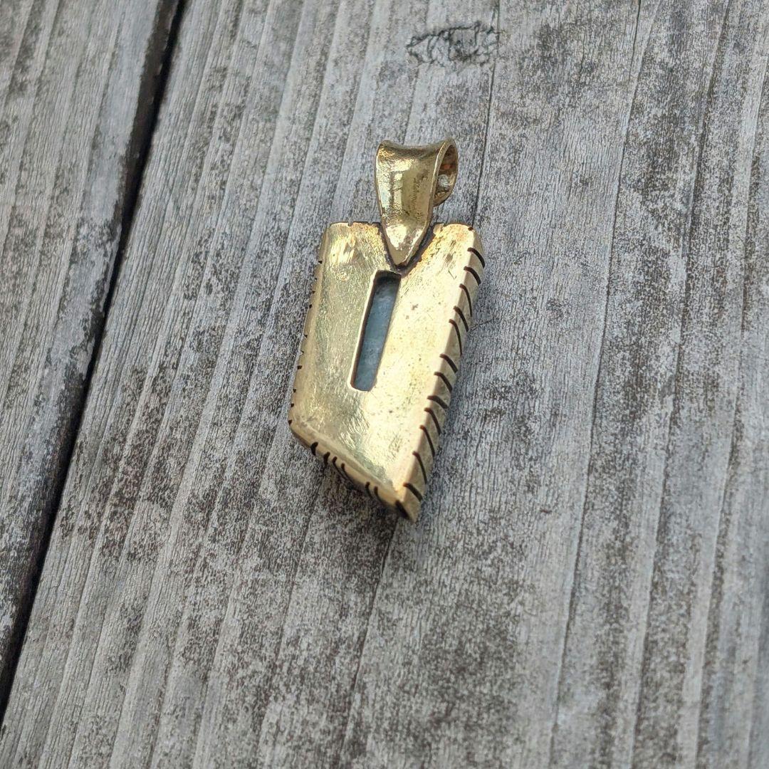 ハンドメイドの糸魚川翡翠トップ