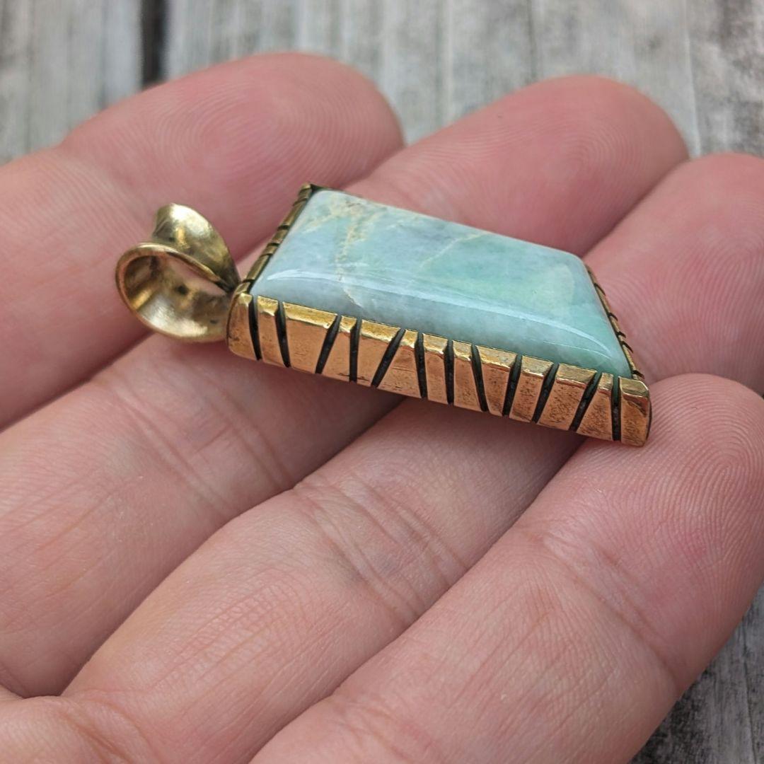 ハンドメイドの糸魚川翡翠トップ