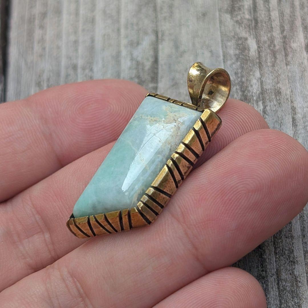 ハンドメイドの糸魚川翡翠トップ