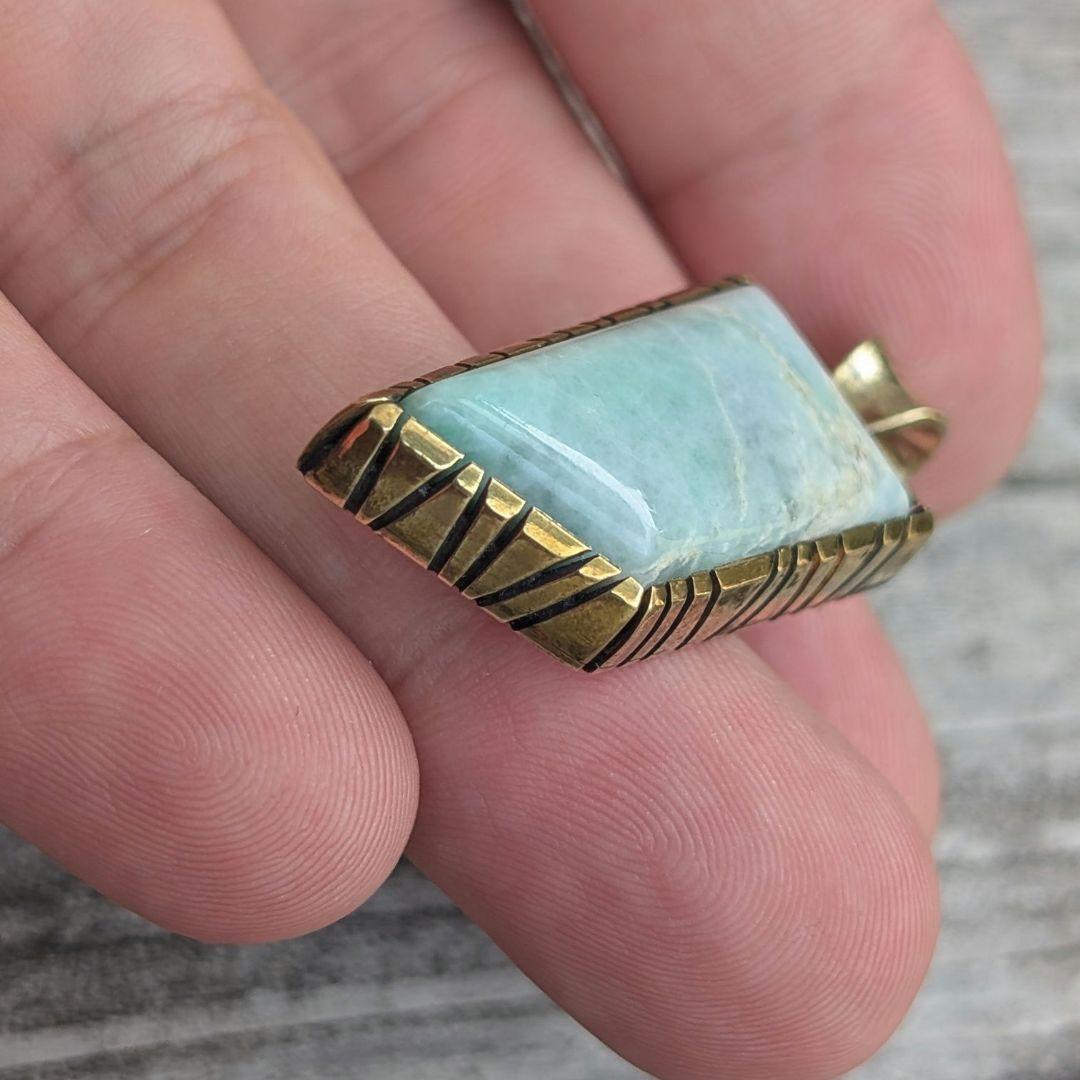 ハンドメイドの糸魚川翡翠トップ