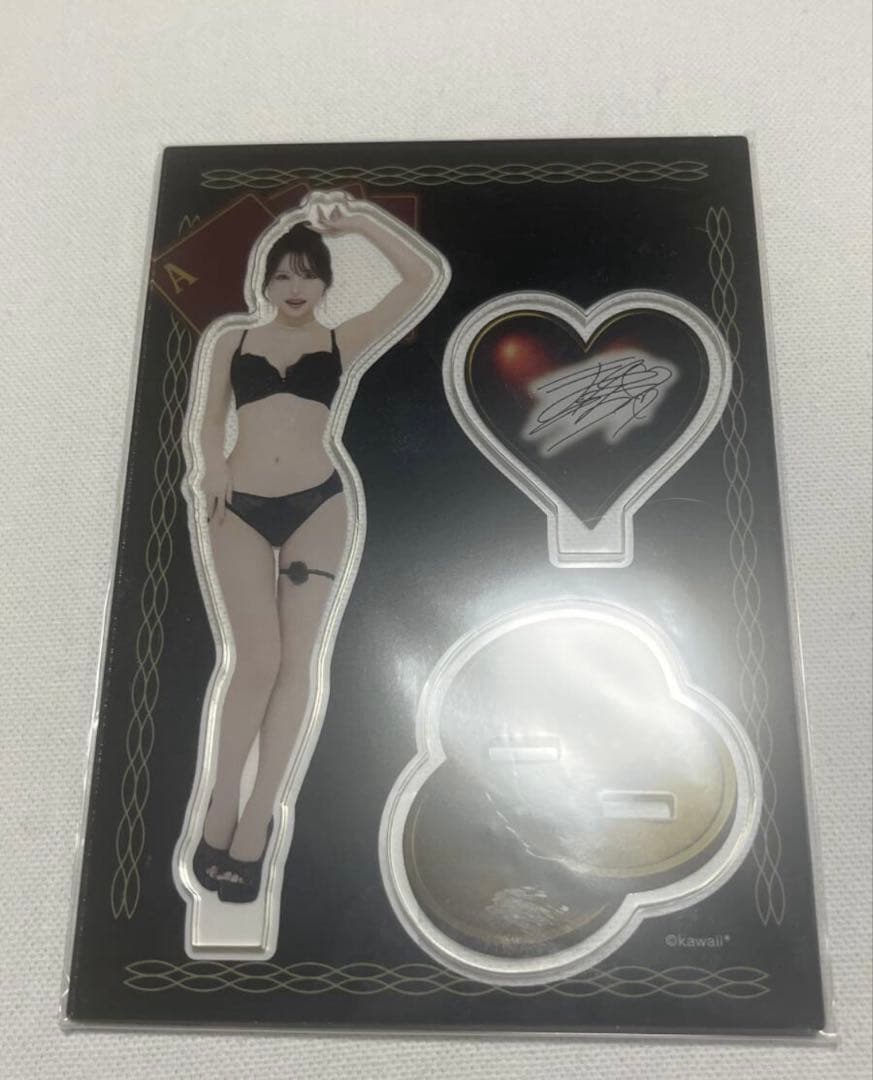 伊藤舞雪さんのアクリルスタンドとアクリルキーホルダー3点です