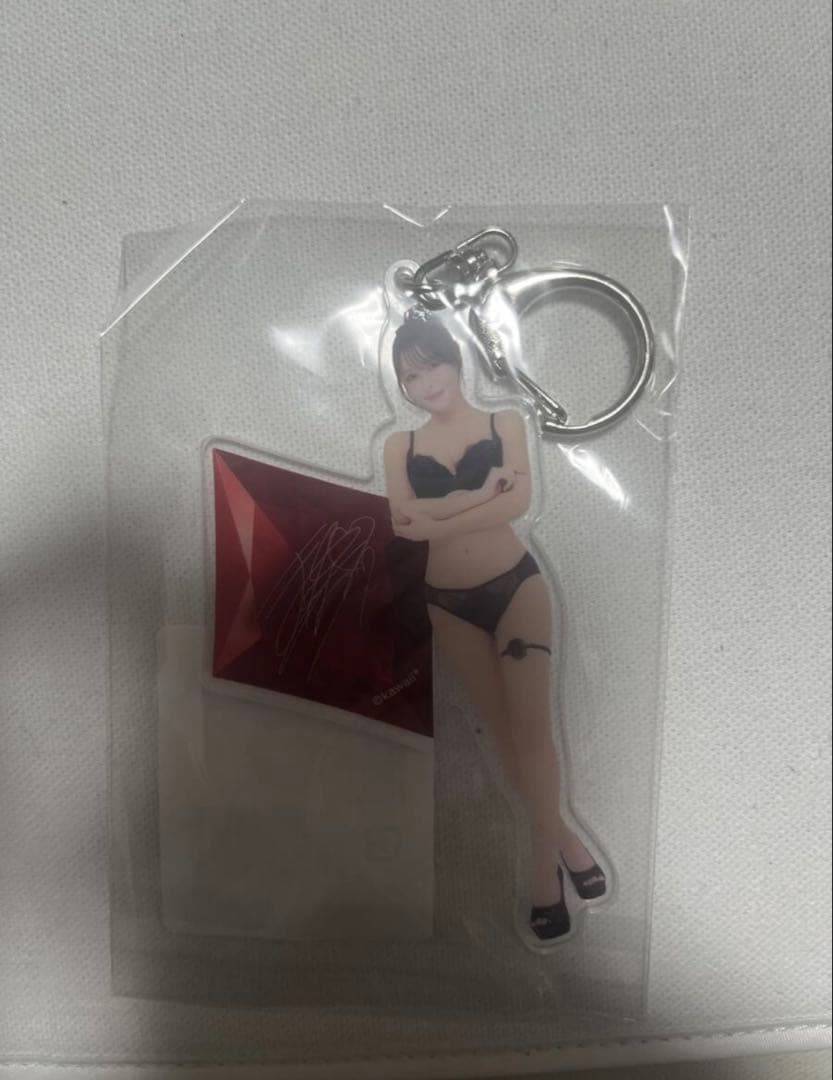 伊藤舞雪さんのアクリルスタンドとアクリルキーホルダー3点です