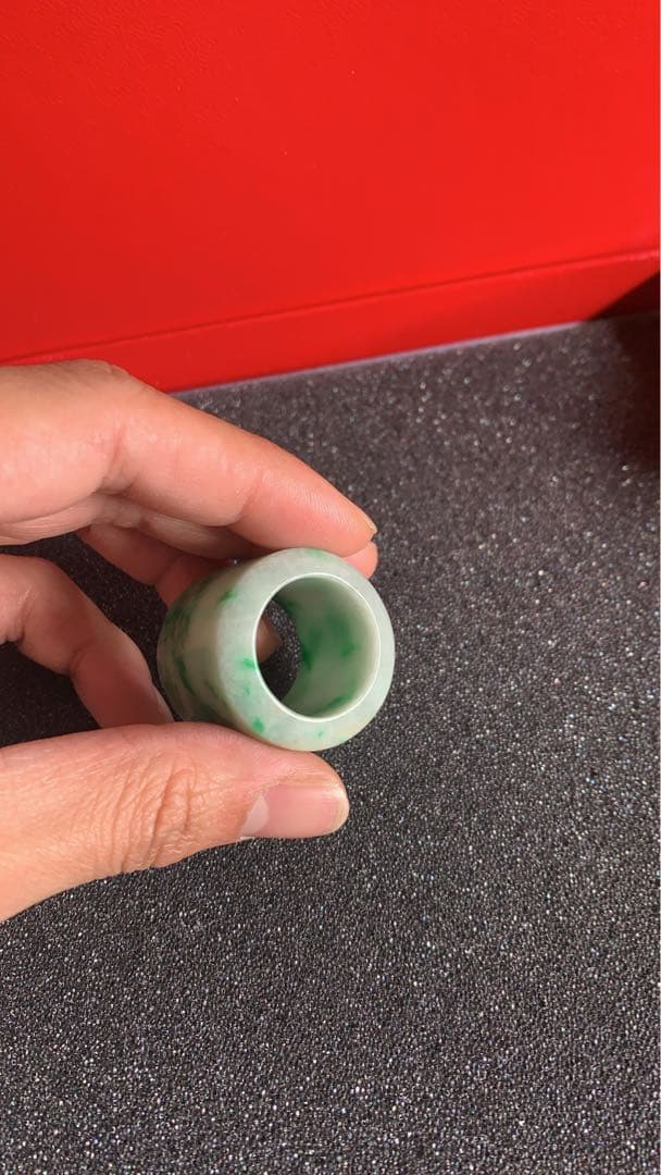 清朝末期・天然翡翠】満族の扳指／飄花玉／布箱付 - メルカリ