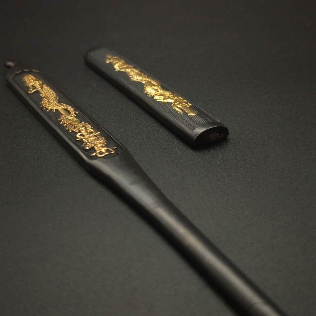 小柄　笄　倶利伽羅剣の図　　職人作　現代金工　金工品　銅製　金メッキ　日本刀装具