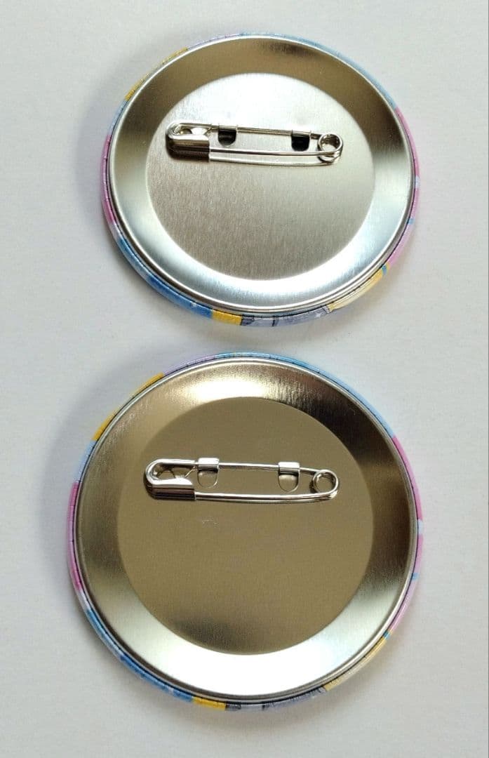 名探偵コナン ふるさと館 200万人記念缶バッジ 2個セット - メルカリ