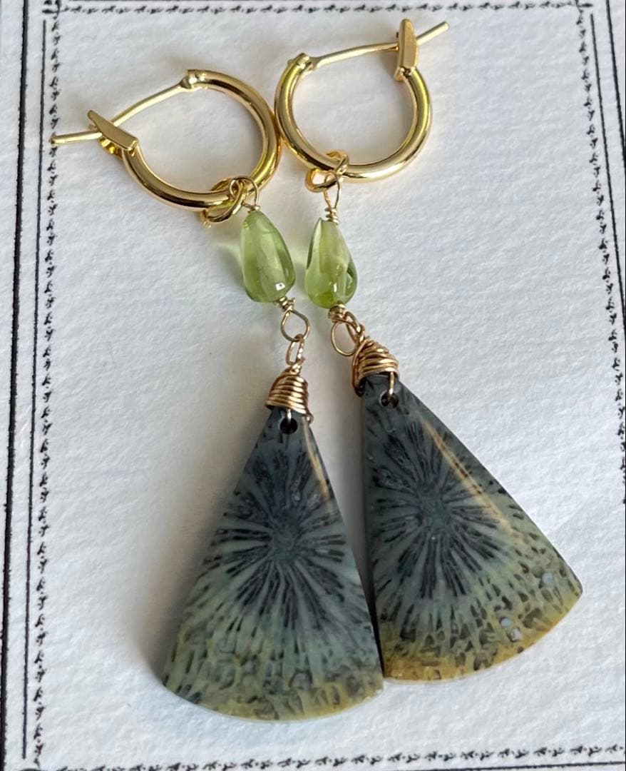 希少ナチュラルカラーグリーンフォッシルのピアスチャーム