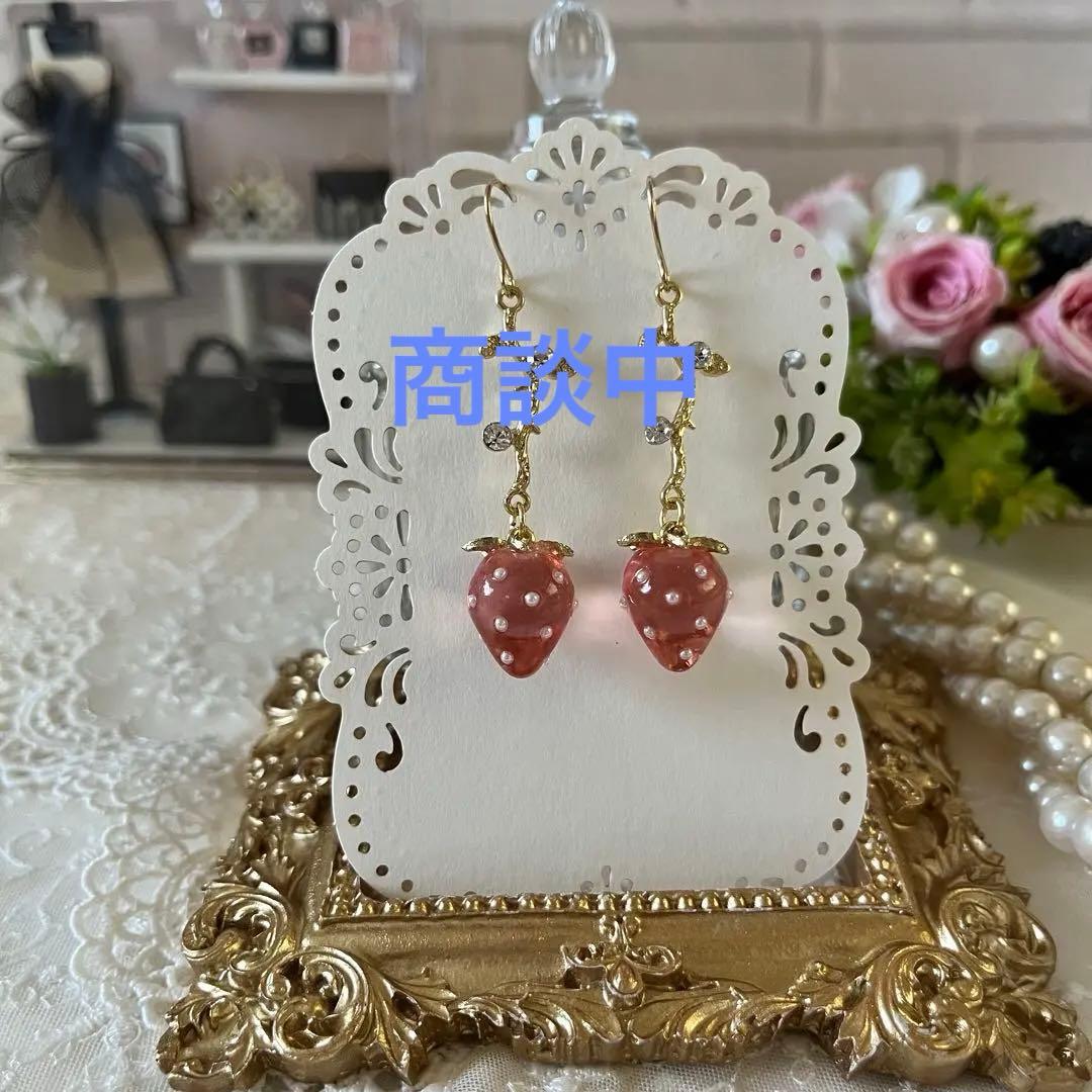 ☆❤️ いちご　苺　葉　ピアス　イヤリング　ハンドメイド