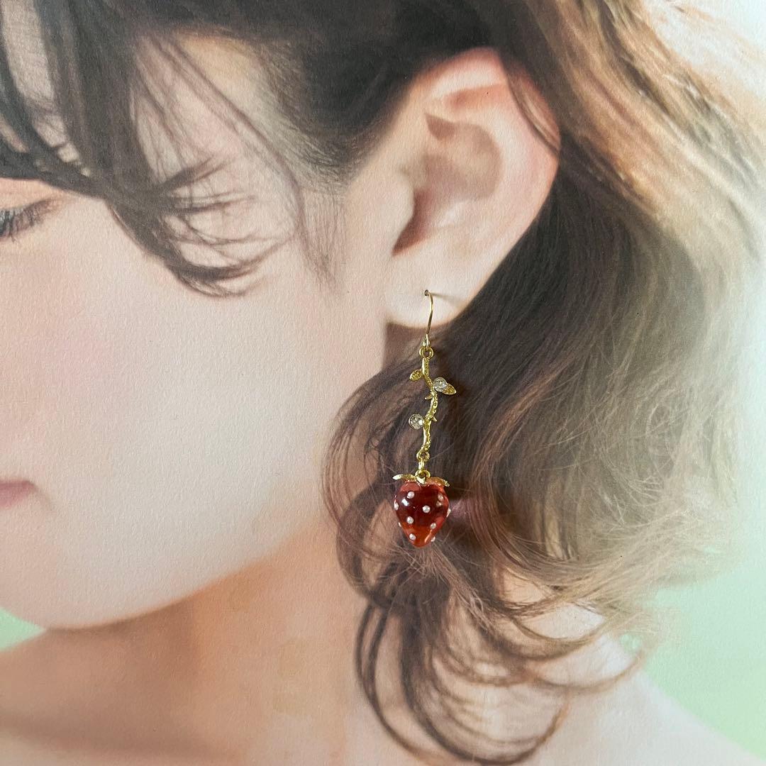 ☆❤️ いちご　苺　葉　ピアス　イヤリング　ハンドメイド