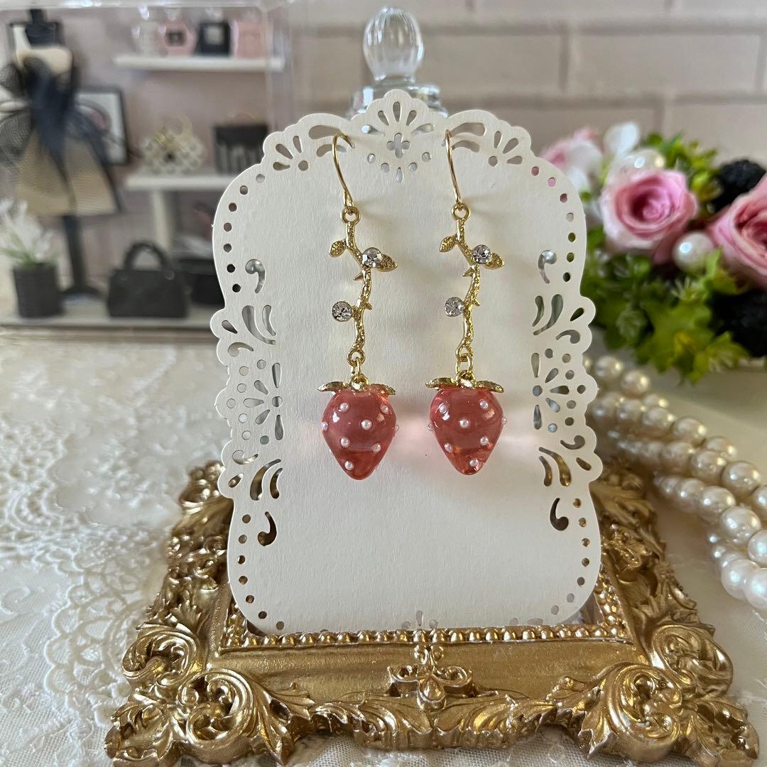 ☆❤️ いちご　苺　葉　ピアス　イヤリング　ハンドメイド