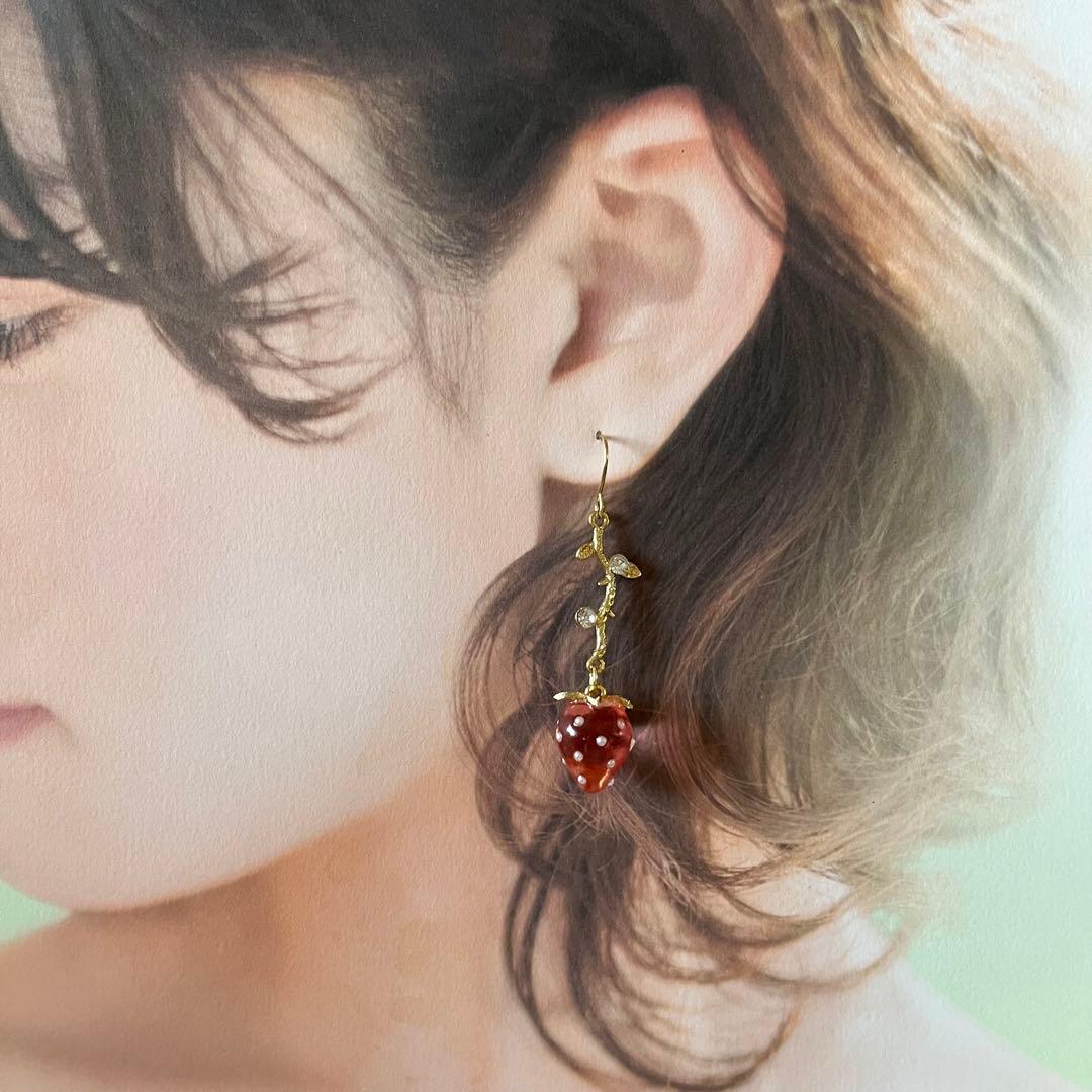☆❤️ いちご　苺　葉　ピアス　イヤリング　ハンドメイド