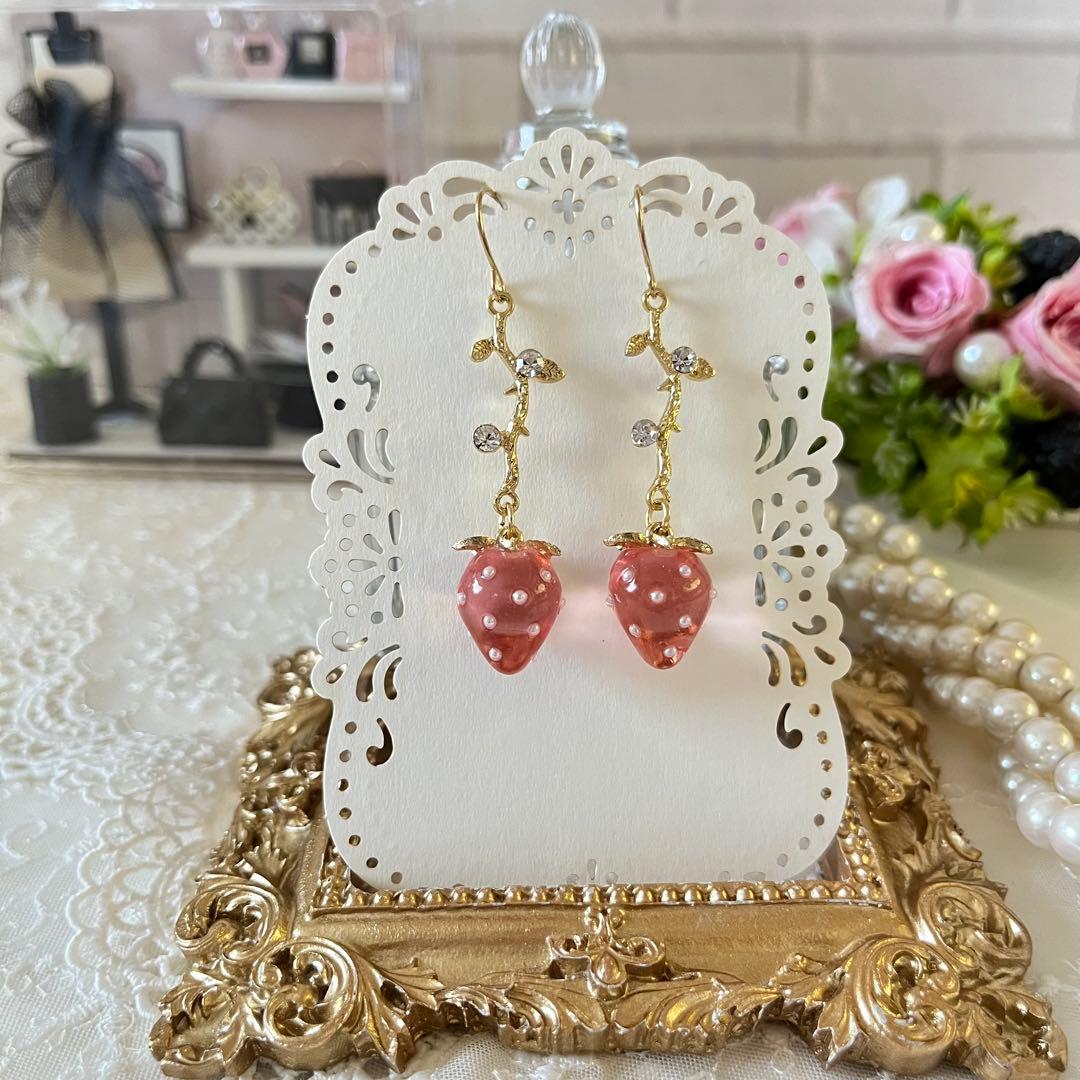 ☆❤️ いちご　苺　葉　ピアス　イヤリング　ハンドメイド