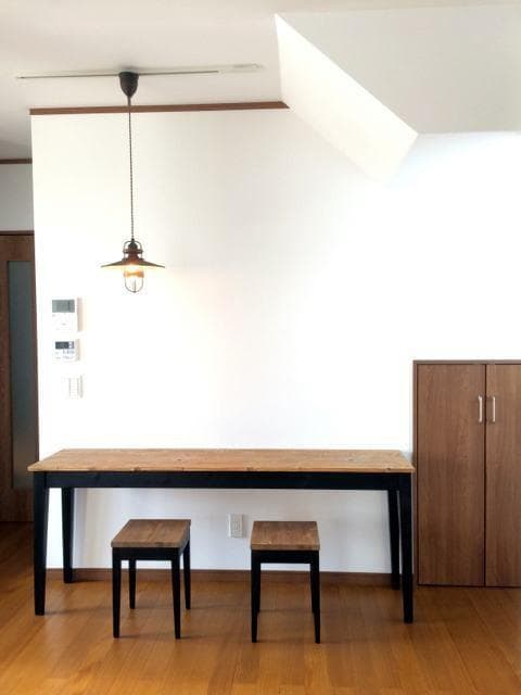 ロングデスクとスツール２脚